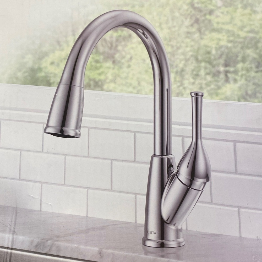 Delta Classic Pull-Down Kitchen Faucet Chrome 19810-DST Single Handle MagnaTite